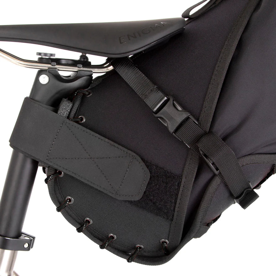 Pour le bikepacking ou le gravel, choisissez la sacoche de selle Restrap : imperméable, modulable et fabriquée à la main en Angleterre.