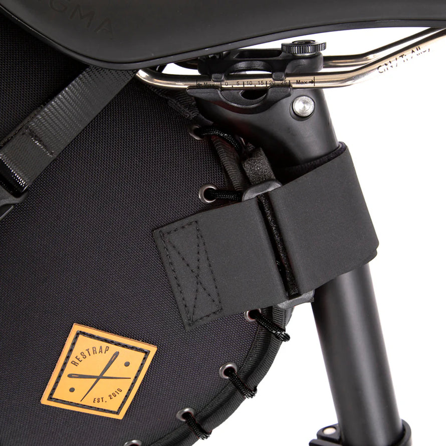 Sacoche de selle Restrap étanche pour gravel et bikepacking, fixation fiable et volume ajustable, pensée pour tous les types de vélos.