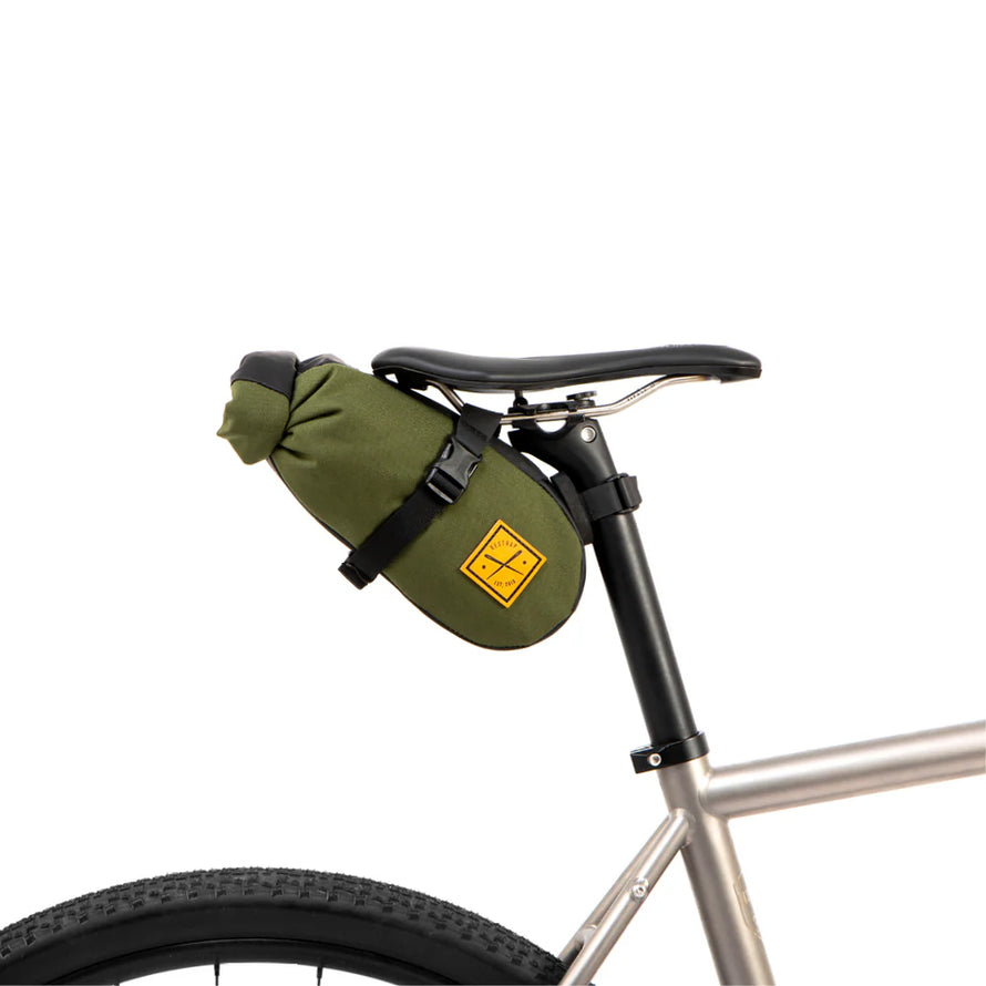 Choisissez la durabilité avec la Restrap Saddle Pack 2.5 litres : une sacoche de selle compacte, étanche, fixée sans porte-bagages, garantie réparable à vie