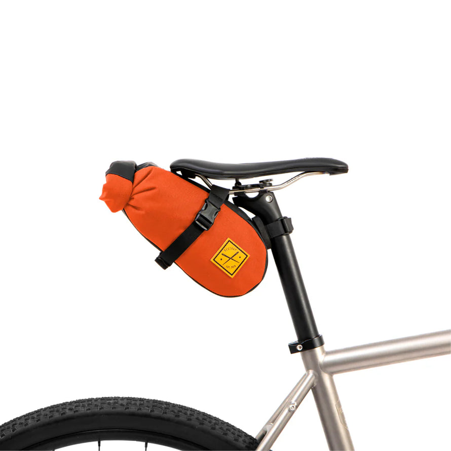 Sacoche de selle Restrap Saddle Pack 2.5L : parfaite pour les cyclistes minimalistes, avec une construction étanche et une garantie à vie réparable