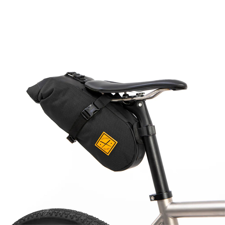 Sacoche de selle Restrap Saddle Pack 4.5L étanche et ultra-légère, idéale pour les sorties à la journée. Fabrication artisanale en Angleterre avec garantie réparable à vie.