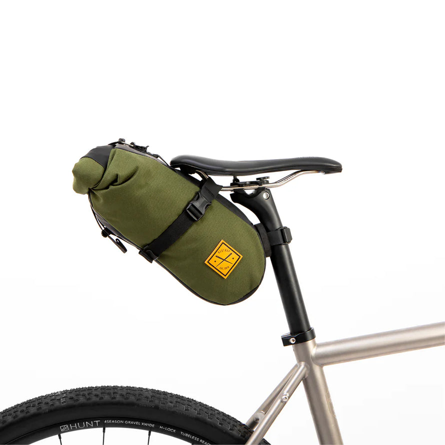 Fabriquée à la main en Angleterre, la sacoche Saddle Pack Restrap 4.5 litres allie légèreté, étanchéité et stabilité. 