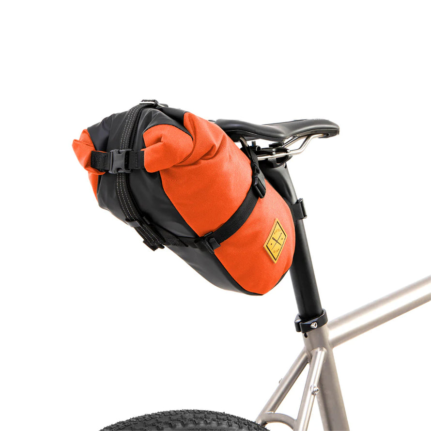 Sacoche de selle étanche Restrap Saddle Pack : un format compact, léger et stable, parfait pour les sorties bikepacking à la journée. Fabriquée à la main UK