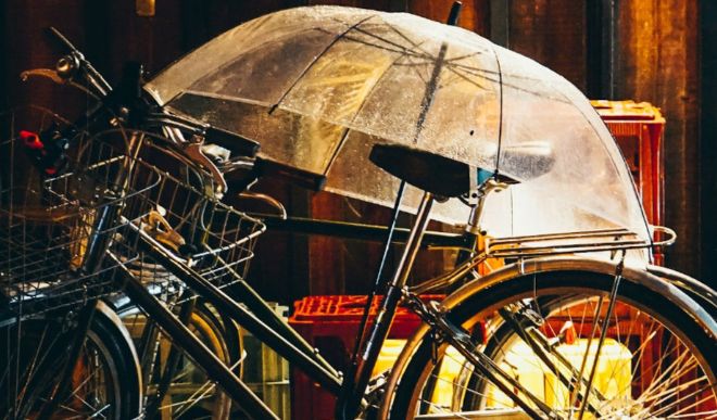artikel sich auf dem Fahrrad vor Regen schützen
