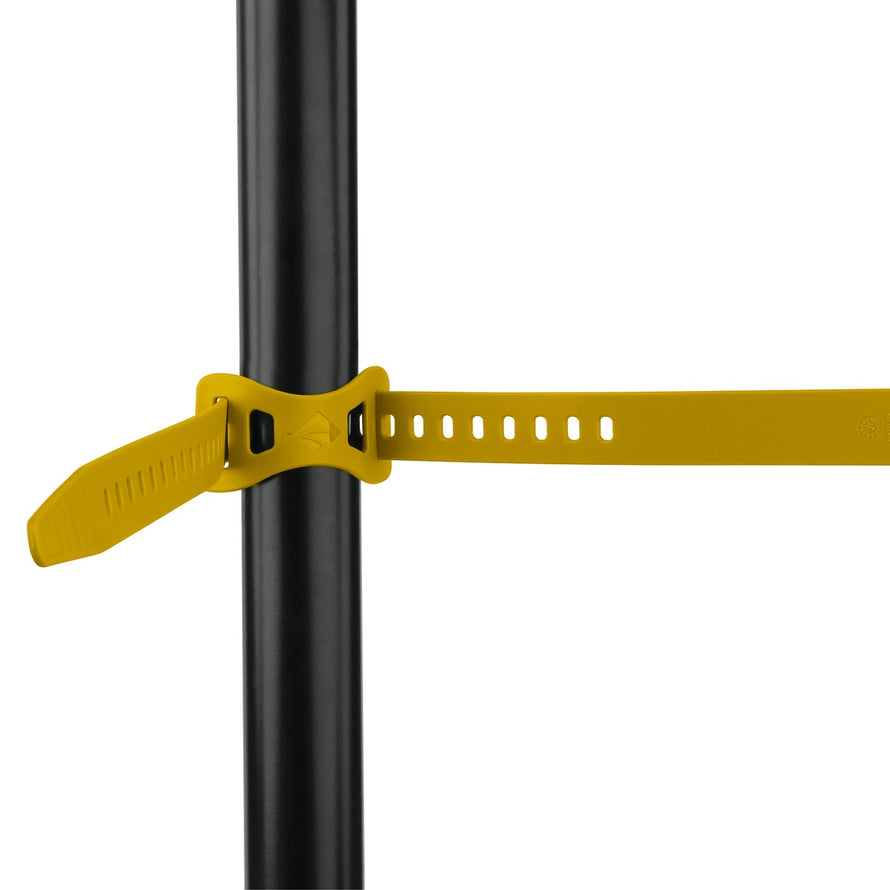 Sangle jaune Sea to Summit Stretch-Loc fixée sur cadre de vélo pour maintien sécurisé et ajustable en cyclisme