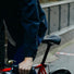 Homme qui pédale en danseuse avec la selle de vélo ergonomique Viso Relaxed  Selle Royal. 