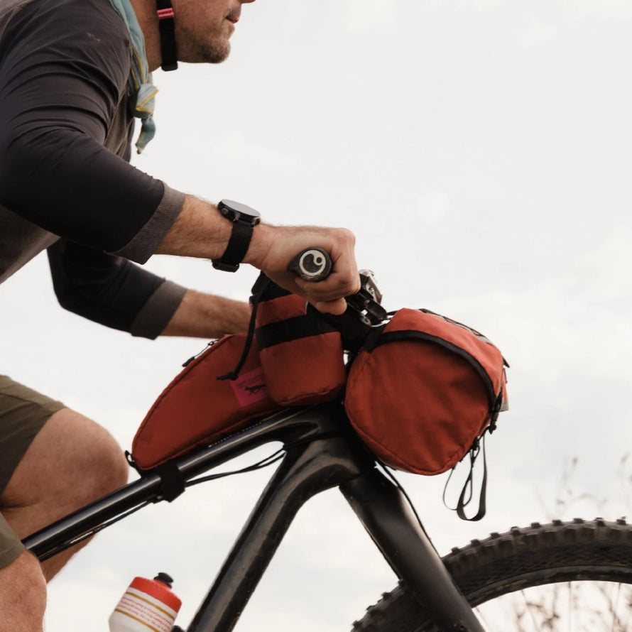 Sacoche de potence vélo Sidekick Swift Industries 1 L rouge, idéale pour le bikepacking et le transport d'accessoires