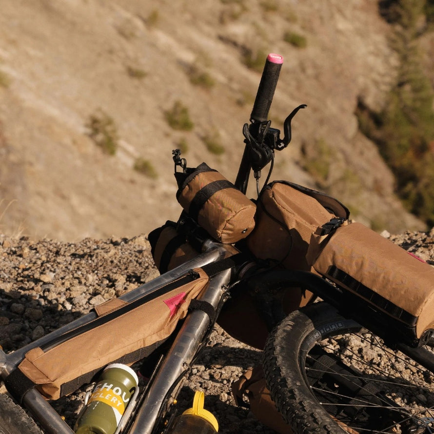 Sacoche de potence vélo Sidekick Swift Industries 1 L taupe robuste pour bikepacking et aventures tout-terrain