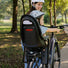 Siège vélo enfant Polisport Groovy MIK-HD noir fixé à vélo avec enfant équipé d'un casque, sécurité et confort assurés