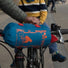 Cape de pluie pour cyclistes et son sac de rangement fixable sur le vélo 