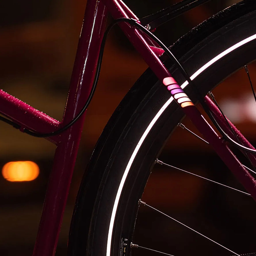 Stickers bandes colorées réfléchissants pour vélo et casque Reflective Berlin modèle sécurité et visibilité nocturne