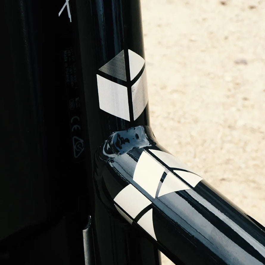 Stickers reflechissants design minimaliste pour velo et casque Reflective Berlin modele securite et style moderne