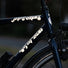 Stickers reflechissants hexagones pour velo et casque Reflective Berlin modele securite et visibilite