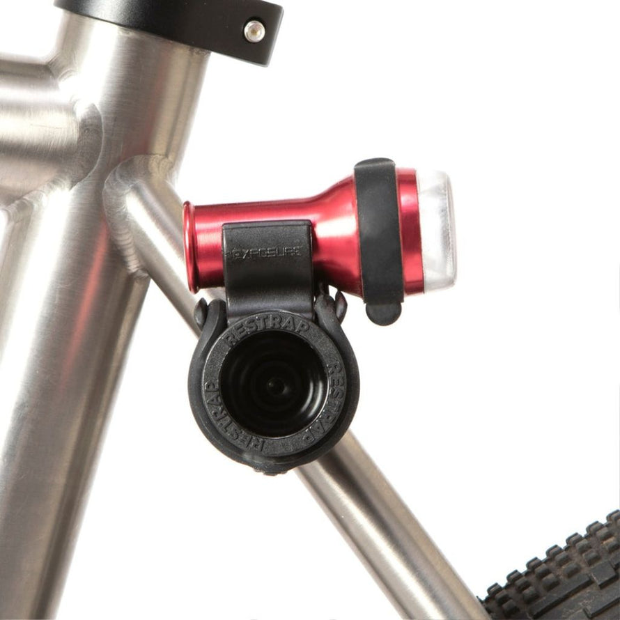 Support feu vélo Restrap Light Mount inséré dans un oeillet de cadre de vélo