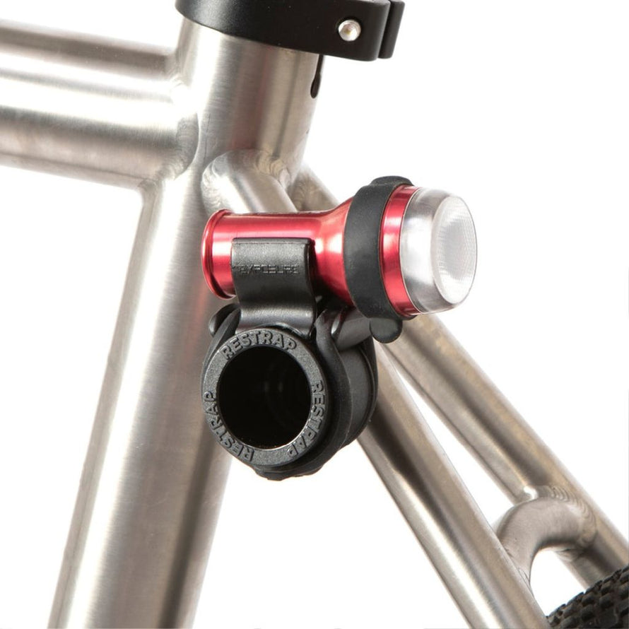 Support de feu vélo Restrap Light Mount monté sur un vélo avec une lampe avant