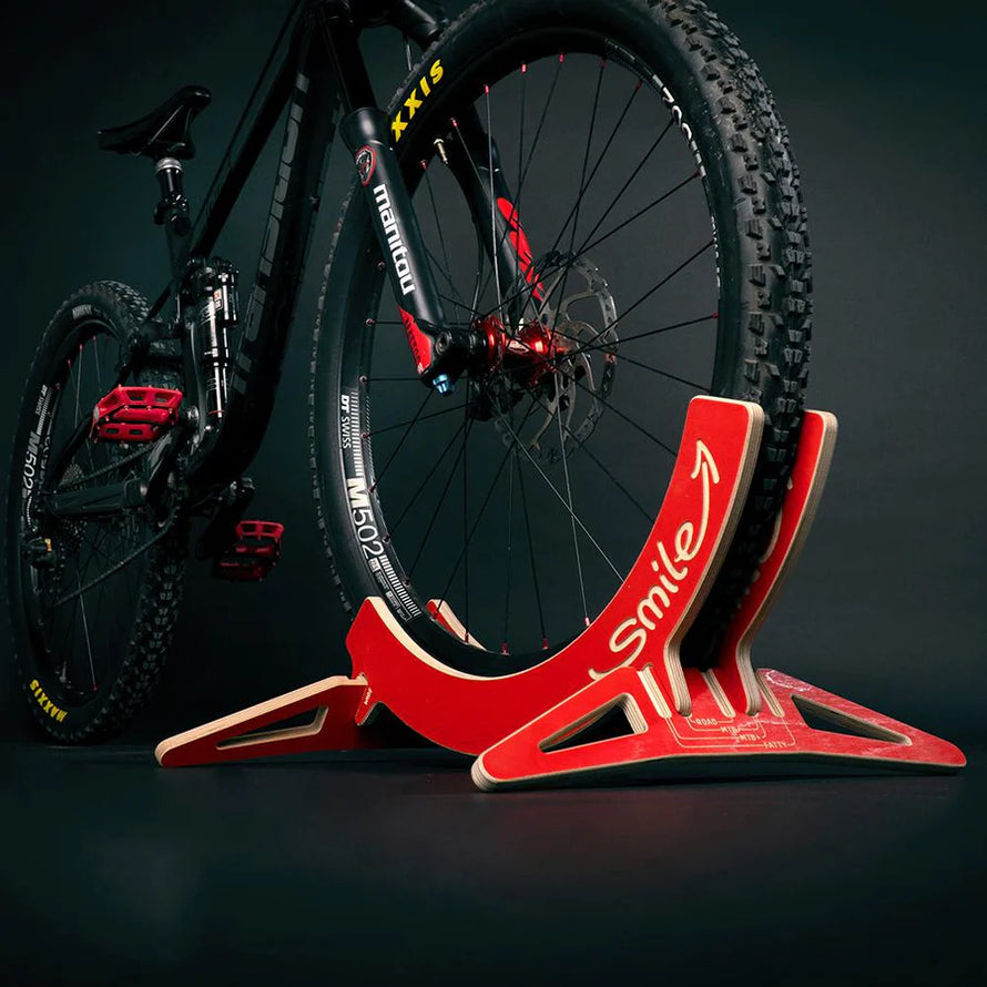 Parfait pour les appartements, garages ou bureaux, le Smile Bike Stand se glisse discrètement dans votre intérieur tout en maintenant votre vélo en sécurité.