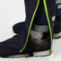 Détail du zip étanche du pantalon de pluie Urban Circus Iyuc facilitant l’enfilage avec des chaussures.