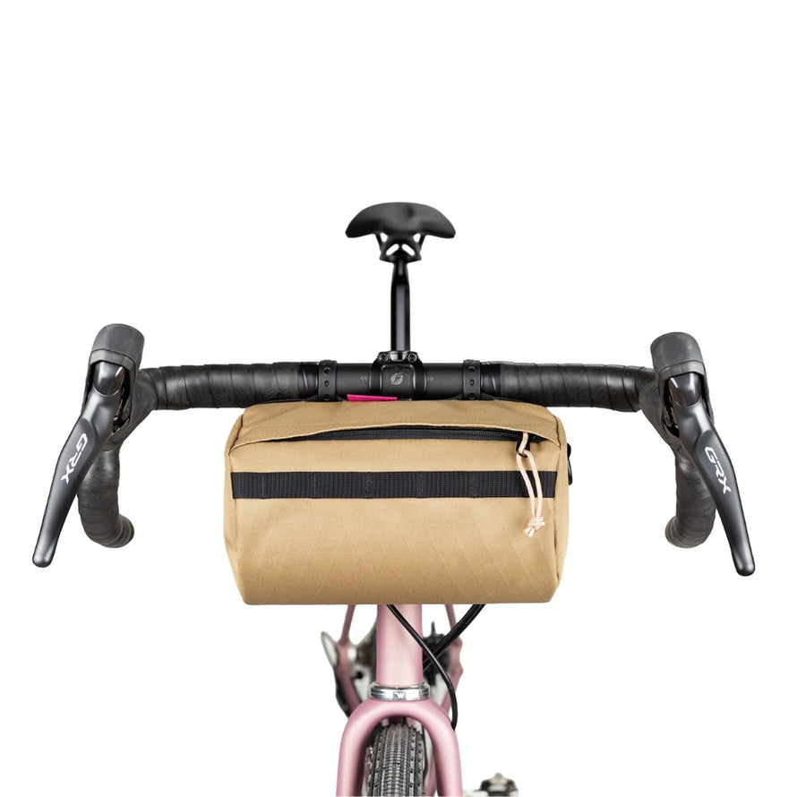 Sacoche guidon vélo Swift Industries Bandito Si600 couleur tan, robuste et pratique pour cyclotourisme et bikepacking
