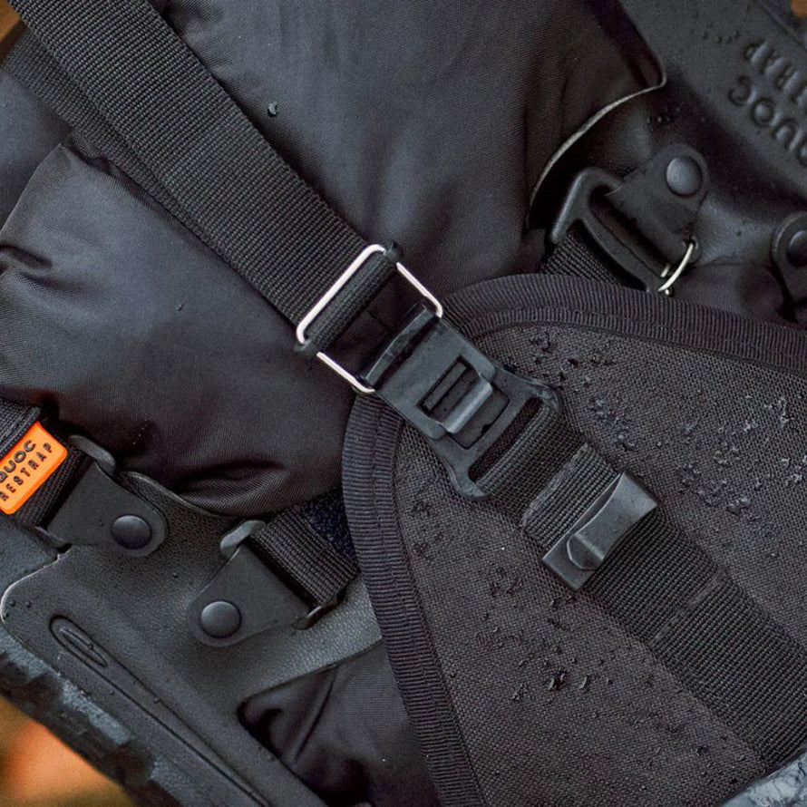Fixation externe des sandales QUOC x Restrap sur sacoche bikepacking