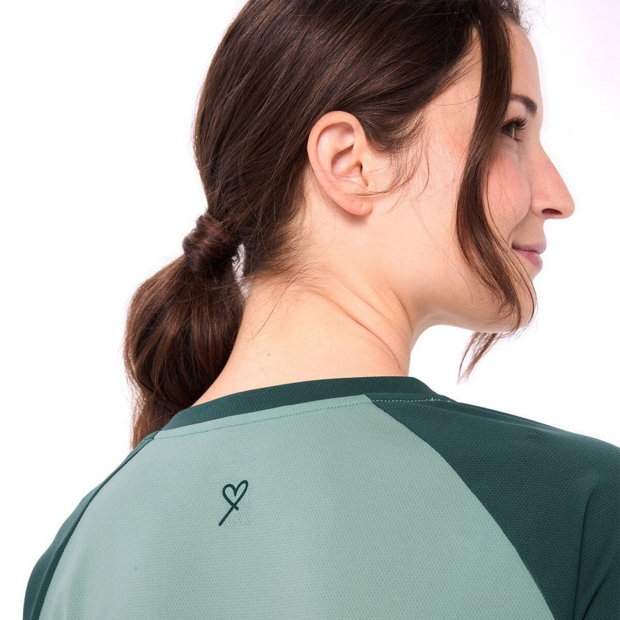 Zoom sur le dos du T-Shirt Vaude Neyland 3/4 Femme vert clair avec logo coeur pour cyclisme