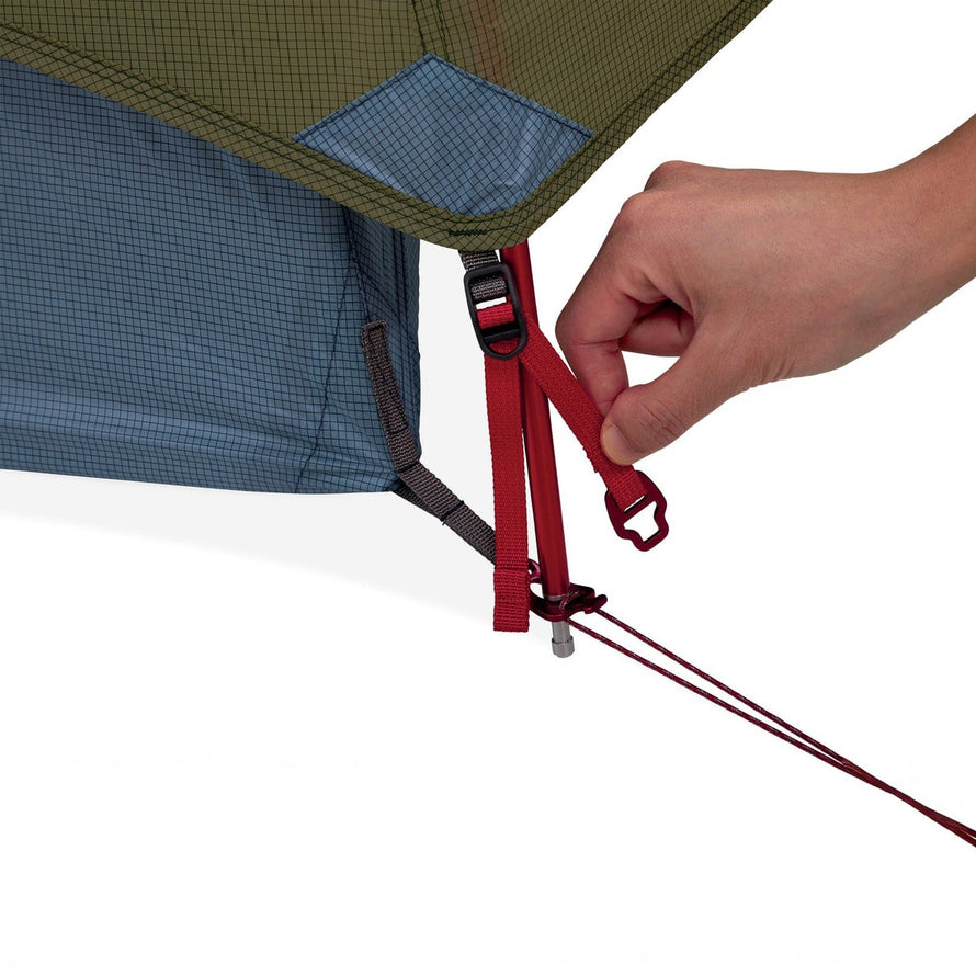 Ajustement précis de la sangle sur poteau rouge de la tente MSR Hubba Hubba HD 2P pour une tension optimale