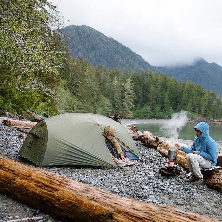 Tente MSR Hubba Hubba HD 2P installée au bord de la rivière pour bivouac léger et confortable en pleine nature