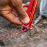 Fixation au sol robuste de la tente MSR Hubba Hubba HD 2P pour une stabilité optimale en camping