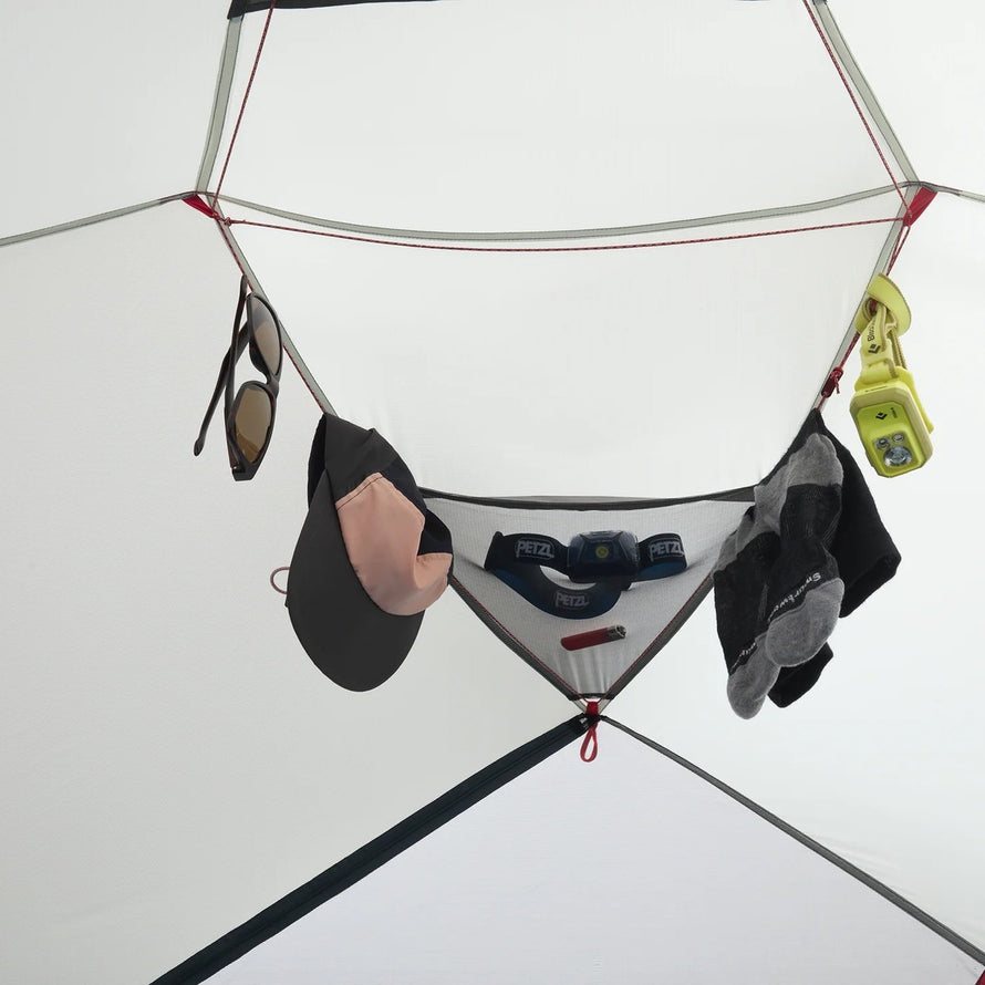 Rangement intérieur de la tente MSR Hubba Hubba HD 2P avec filet suspendu pour accessoires de camping