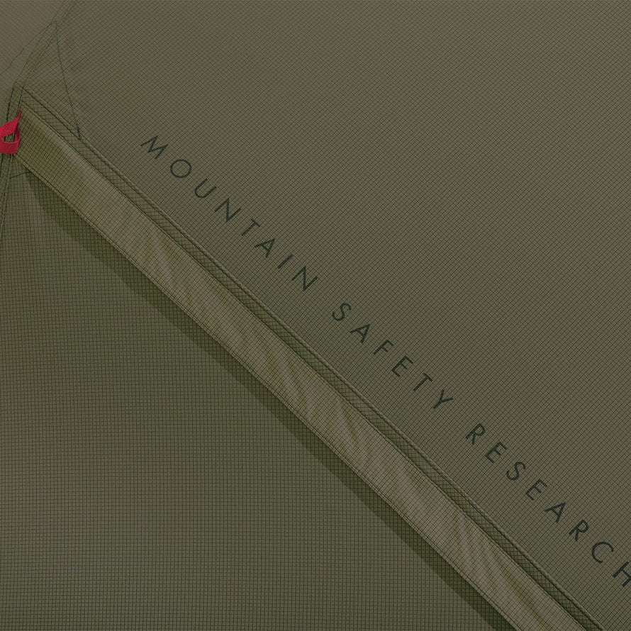 Détail de la toile résistante de la tente MSR Hubba Hubba HD 2P avec inscription Mountain Safety Research