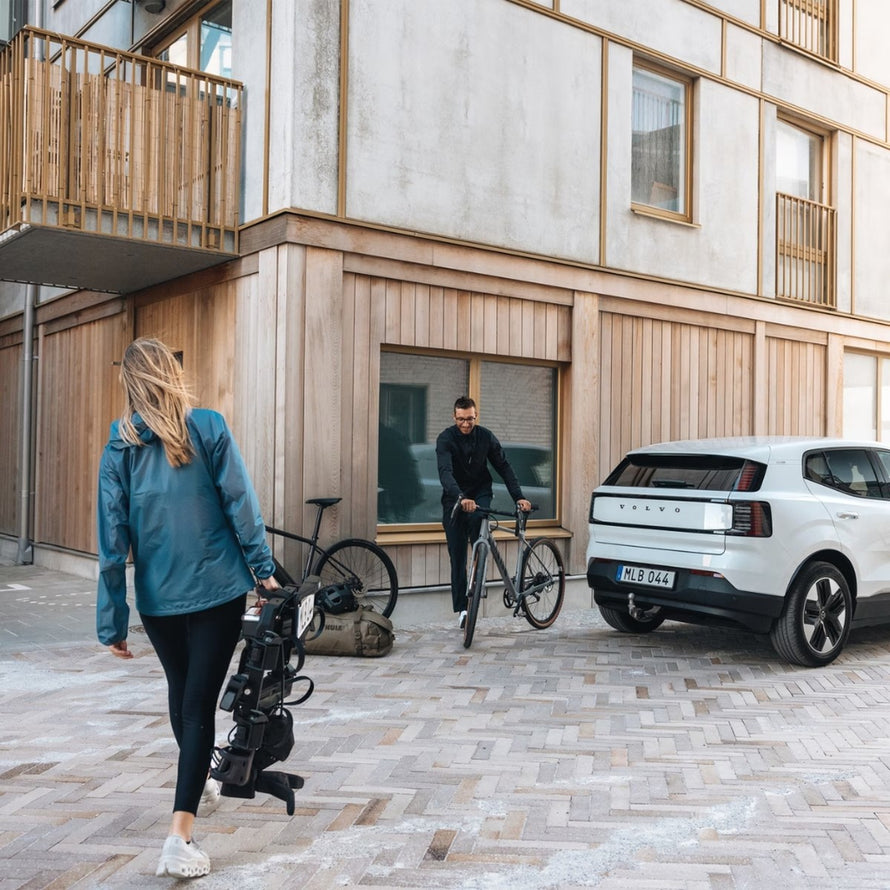 Porte-velos Thule Outpace 2 sur attelage, compact et pliable, ideal pour transporter deux velos en toute securite