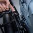 Detail de la fixation securisee du sac a dos velo convertible Thule Shield InLock noir