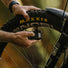 Gonflage précis avec mini compresseur Topeak E-Booster Digital Mini sur pneu de vélo