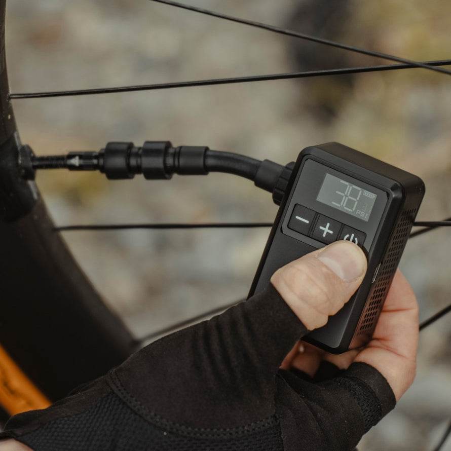 Compresseur compact Topeak E-Booster Digital Mini avec écran numérique pour gonflage précis de pneus vélo