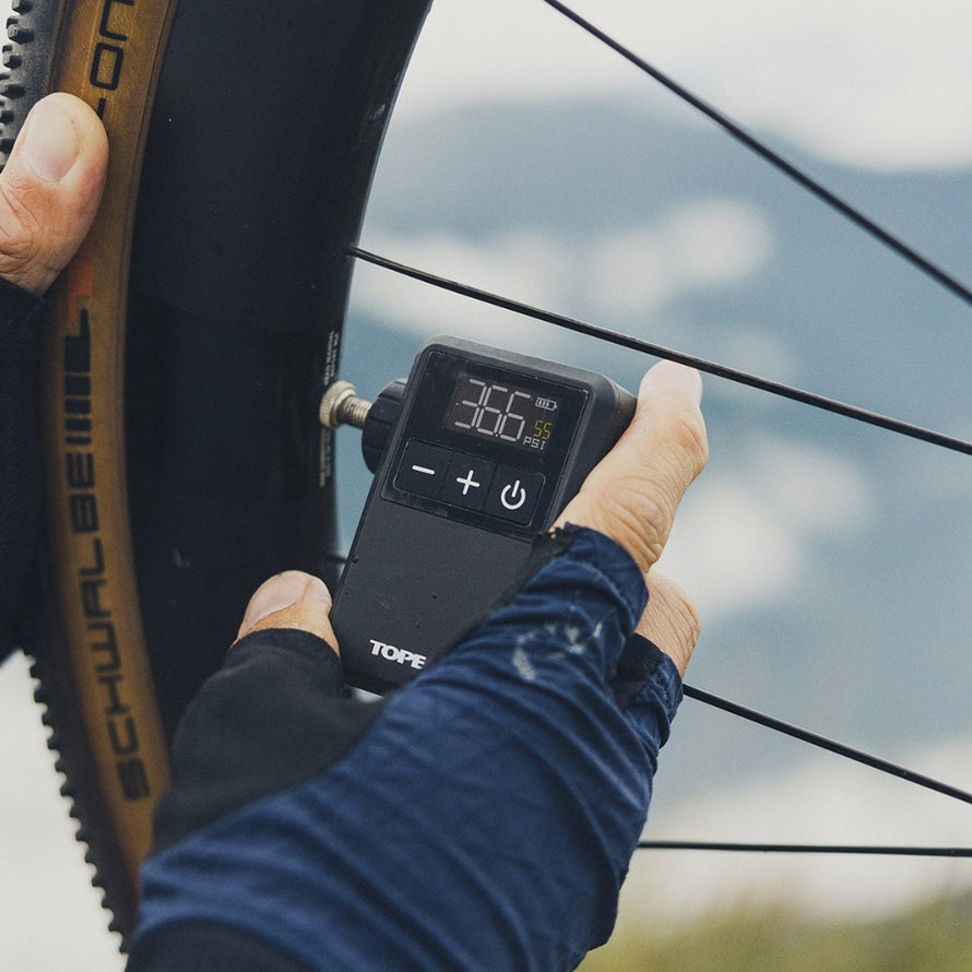 Mini compresseur Topeak E-Booster Digital Mini gonflant un pneu de velo avec affichage digital precis