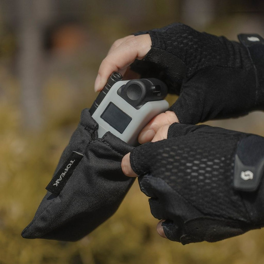 Mini pompe electrique Topeak E-Booster precision digitale compacte ideale pour le bikepacking velo