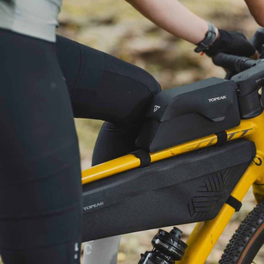 Sacoche de cadre étanche Topeak TopLoader DryShell idéale pour le bikepacking sur vélo jaune