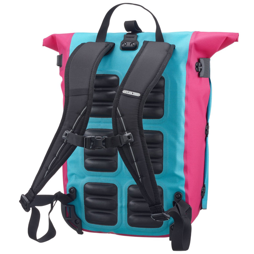 Sacoche vélo convertible sac à dos Vario Ortlieb vue dos avec bretelles rembourrées bleu et rose