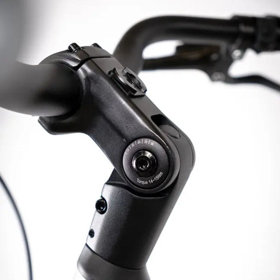 Potence réglable et guidon du vélo électrique e2st, permettant d’ajuster l’angle et la hauteur pour un confort optimal en conduite urbaine.