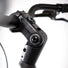 Guidon et potence réglable du vélo électrique E2ST, permettant d’ajuster l’angle et la hauteur pour un confort de conduite optimal en ville.