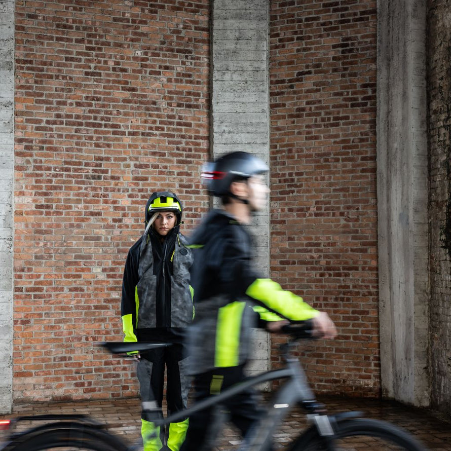Veste technique Wowow Etna étanche et réfléchissante pour cyclistes, conçue pour affronter les averses en gardant confort et respirabilité.