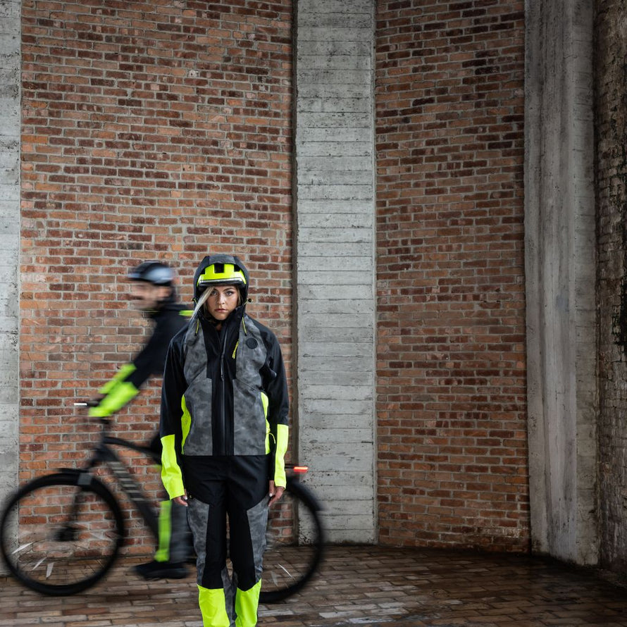 Cycliste en veste Wowow Etna fluo et technique, équipement étanche et respirant pour une visibilité maximale à vélo.