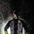 Cycliste portant la veste réfléchissante Wowow Etna, vêtement technique et respirant pour vélo, offrant une visibilité maximale sous la pluie.