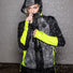 Veste vélo fluo et réfléchissante Wowow Etna, coupe technique respirante et imperméable offrant une excellente visibilité.