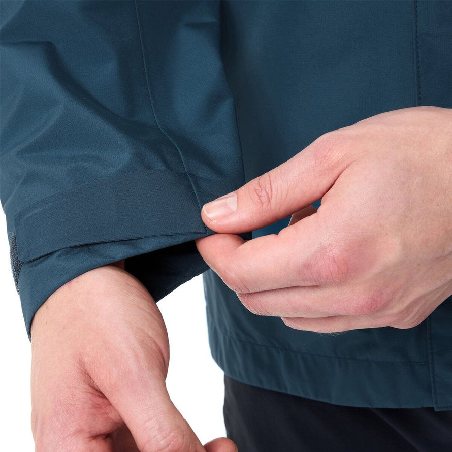 Manche ajustable de la veste imperméable homme Vaude Strathcona bleu marine pour un confort optimal à vélo