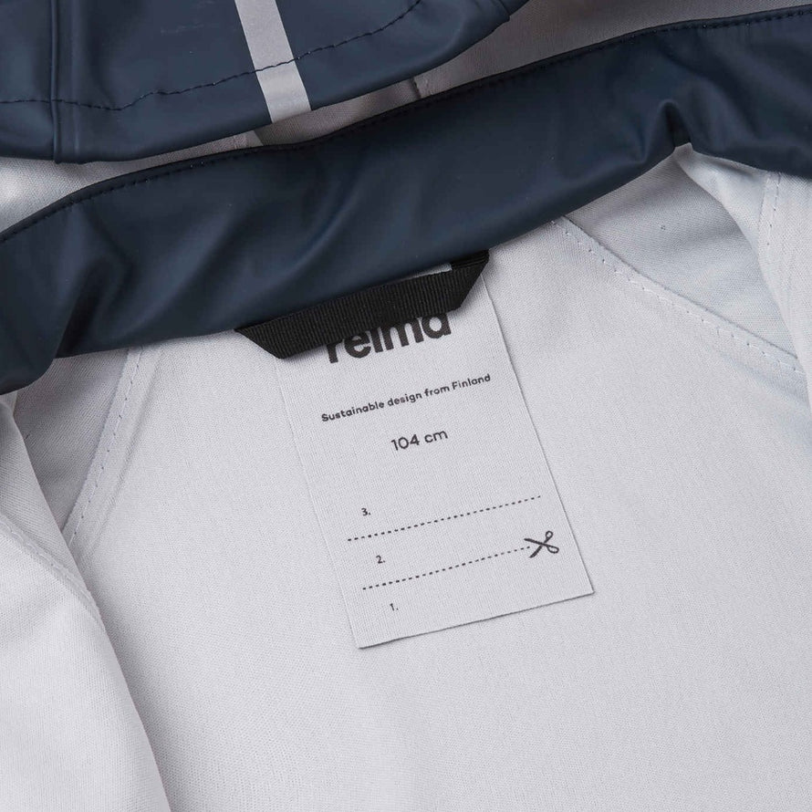 Veste de pluie enfant pratique et durable Lampi Reima vue de l'intérieur avec l'étiquettes pour les prénoms.