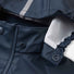 Veste de pluie enfant coupe-vent Lampi  Reima vue des boutons pressions de la capuche. 