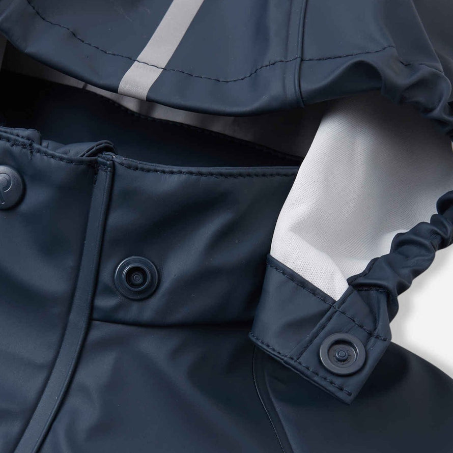 Veste de pluie enfant coupe-vent Lampi  Reima vue des boutons pressions de la capuche. 
