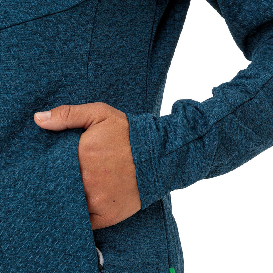 Zoom sur manche et poche de la veste polaire femme Vaude Skomer SC bleu pour randonnée et confort outdoor