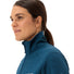 Profil femme portant veste polaire Vaude Skomer SC bleu avec col montant pour randonnée outdoor