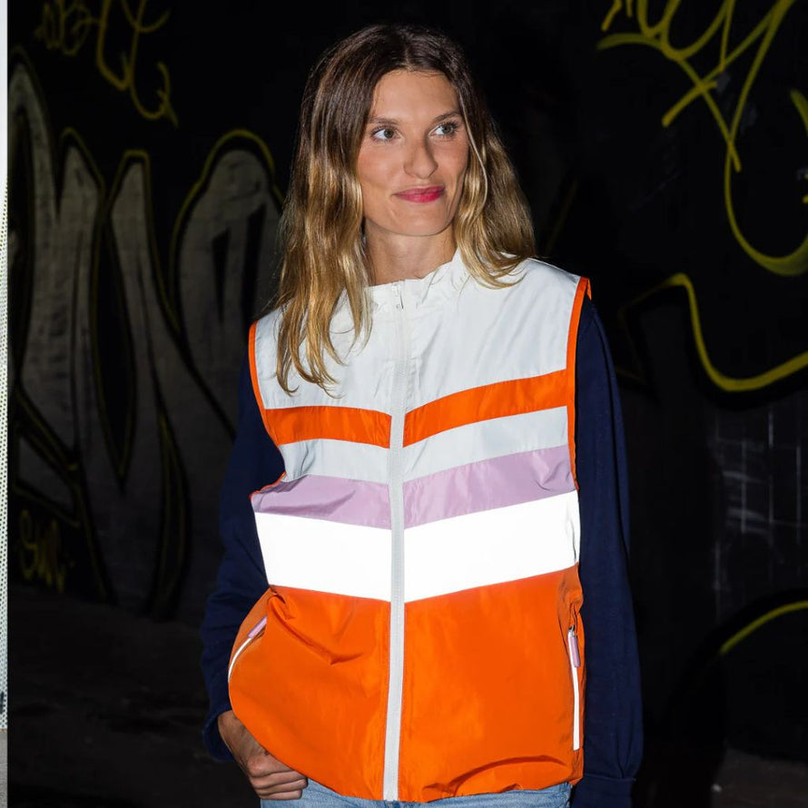Vue dans la nuit de la veste impermeable et reflechissante Le Temps des Grenouilles